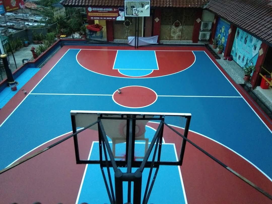 Jasa kontraktor lapangan basket profesional di Bandung Barat dengan finishing cat anti slip