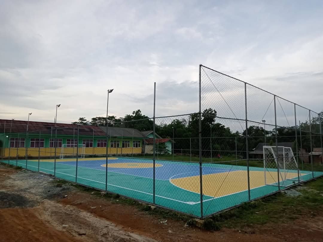 Jasa kontraktor lapangan futsal profesional di Bandung Barat dengan lantai interlock dan rumput sintetis