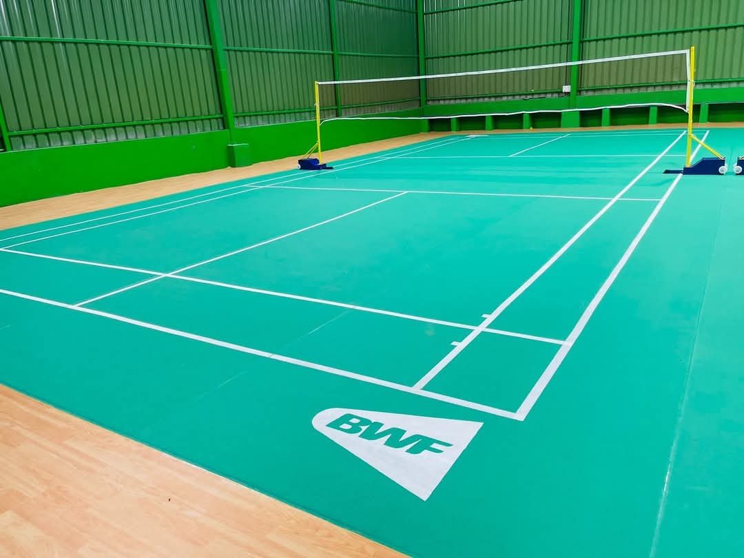 Jasa kontraktor lapangan badminton profesional di Bandung Barat dengan karpet vinyl standar BWF